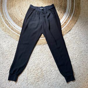 Tahari women’s black ankle pants in black size small.